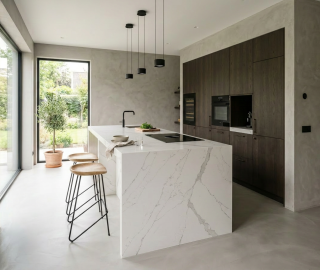Keuken met grijze microcement vloer en wanden en marmeren kookeiland