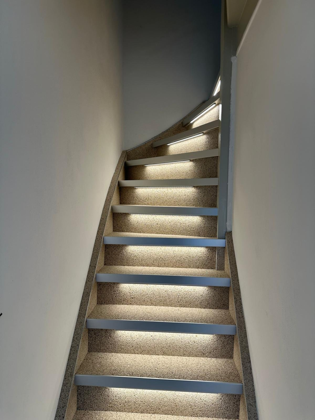 Traprenovatie met grindafwerking op de treden en led-verlichting per trede